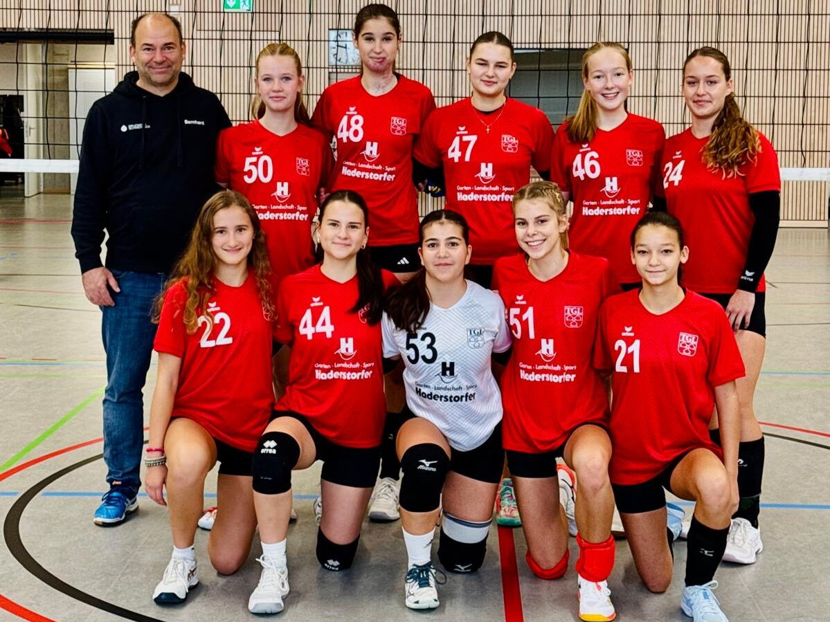 Die 3. Damenmannschaft des Turnvereins Landshut stehen in einheitlichen Trikots vor dem Volleyballnetz..