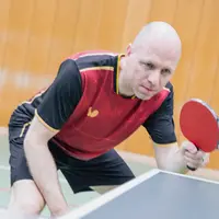 Ein Tischtennisspieler des Turnvereins Landshut konzentriert sich intensiv auf den nächsten Schlag.