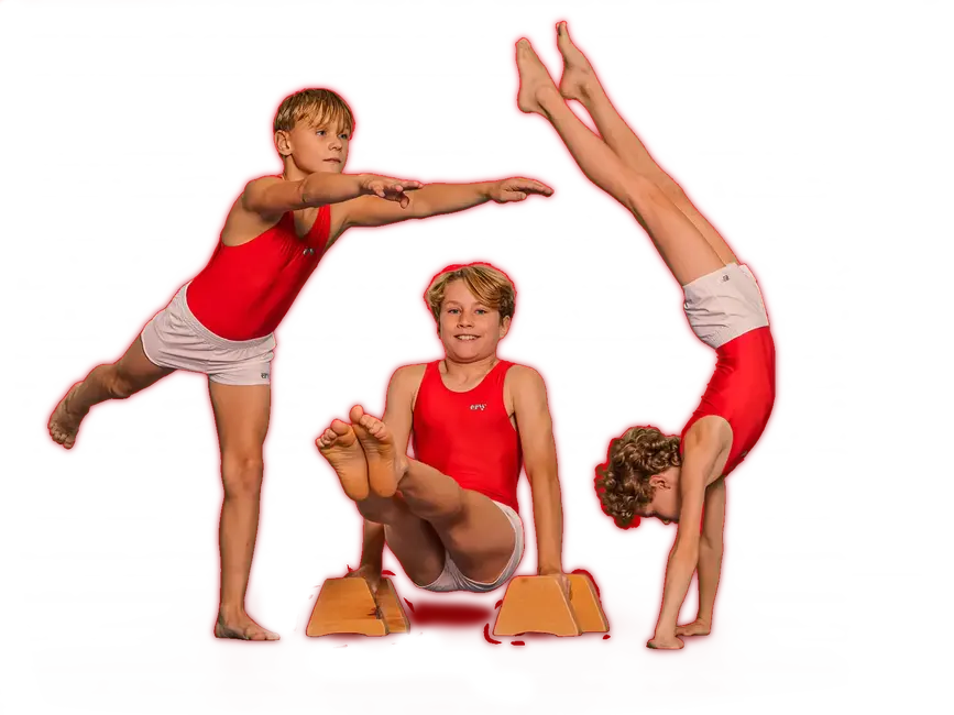 Drei junge Turner der Turngemeinde zeigen beeindruckende Übungen in roten Trikots vor einem leuchtend roten Hintergrund.