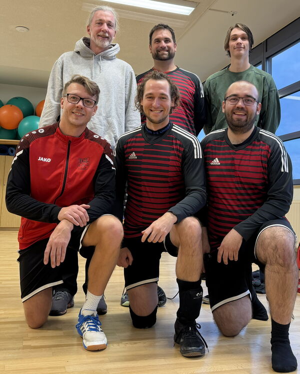 Die Sportler der Turngemeinde Landshut posieren fröhlich vor dem Vorbereitungsturnier des Vereins.