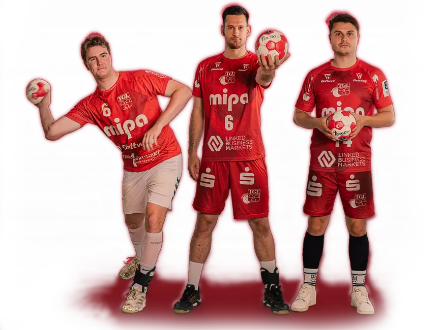 Eine Handballmannschaft der Turngemeinde Landshut posiert in roten Trikots voller Energie für den Verein.