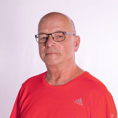 Ein Mann in einem roten Sportshirt blickt freundlich in die Kamera, repräsentiert den Verein Turngemeinde Landshut.