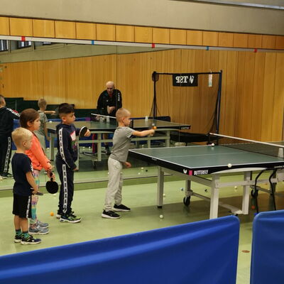 Kinder üben Tischtennis während eines Balleimertrainings im Sportverein der Turngemeinde Landshut.