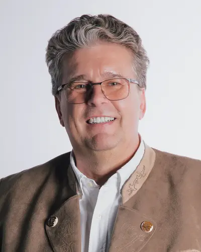 1. Vorsitzender Harald Kienlein in traditioneller Kleidung repräsentiert die Turngemeinde Landshut mit Stolz.