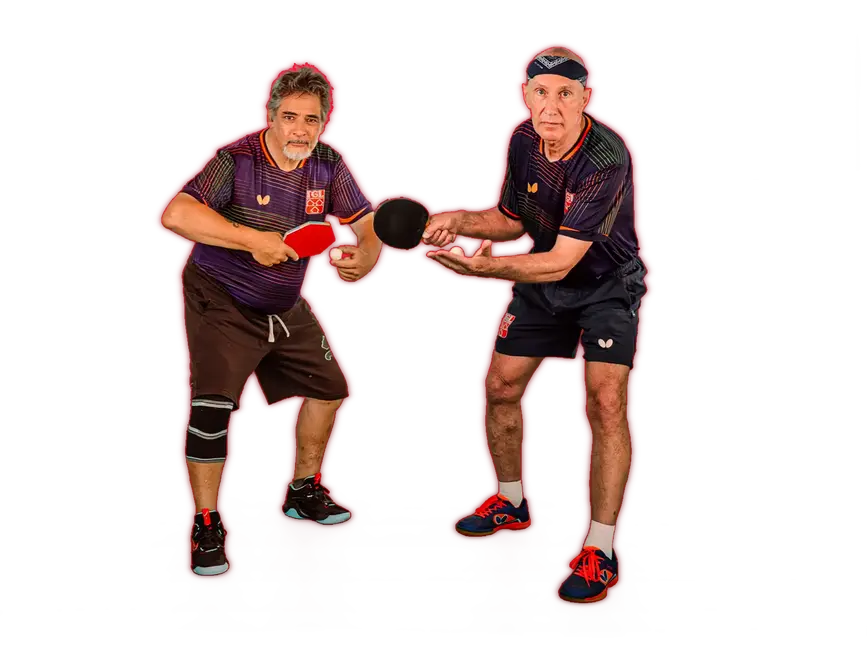 Zwei Männer spielen Tischtennis im Vereinstrikot der Turngemeinde Landshut und bereiten sich auf ein Match vor.