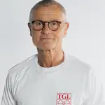 Ein Trainer der Turngemeinde Landshut trägt ein T-Shirt mit dem TGL-Logo in einem Sportverein.