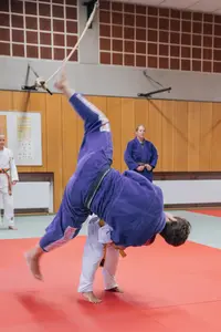 Ein Judoka wirft seinen Gegner bei einem Turngemeinde-Training in Landshut auf eine rote Matte.