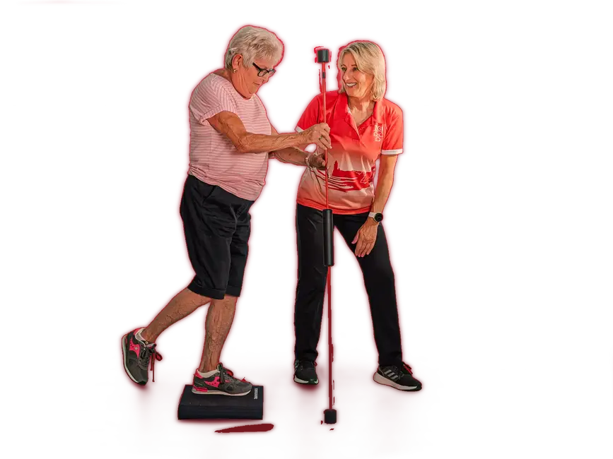 Zwei Seniorinnen trainieren gemeinsam im Verein Turngemeinde Landshut und fördern ihre Fitness mit Spaß und Engagement.