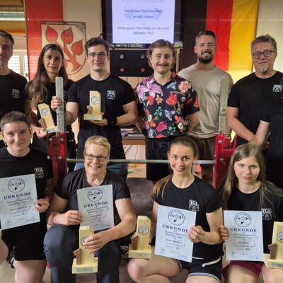 Das Team der Turngemeinde Landshut präsentiert stolz Trophäen und Urkunden bei der Bayerischen Meisterschaft im Bankdrücken.