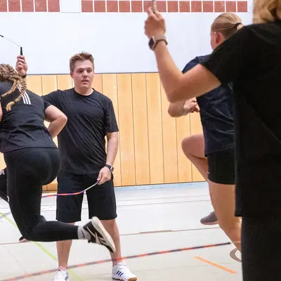 In einer Sporthalle trainiert eine Gruppe der Turngemeinde Landshut mit Springseilen.