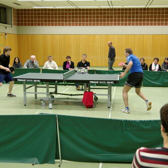 Zwei Spieler der Turngemeinde Landshut messen sich im Tischtennis-Finale vor interessiertem Publikum.
