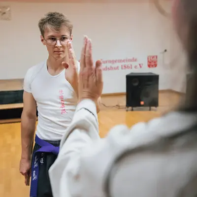 Ein Mann in einem Trainingsraum der Turngemeinde Landshut konzentriert sich während einer Kampfkunstübung.