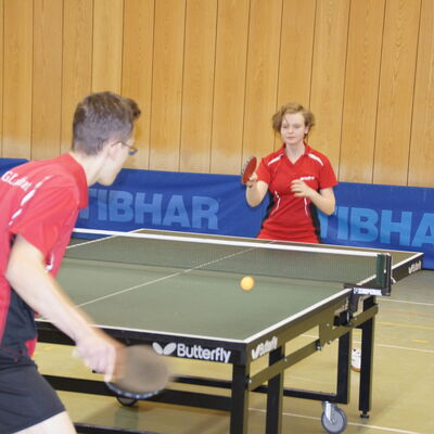 Zwei Spieler der Turngemeinde Landshut messen sich im Tischtenniswettbewerb des Vereins.
