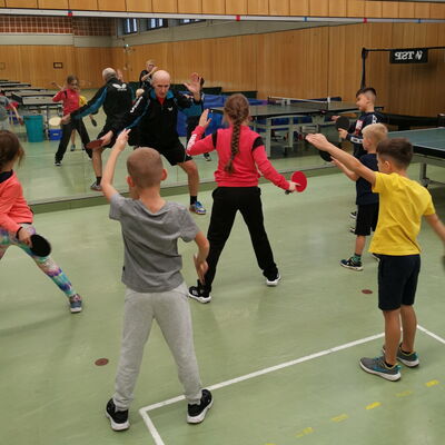 Kinder trainieren begeistert Tischtennis im Verein Turngemeinde Landshut und verbessern ihre Geschicklichkeit.