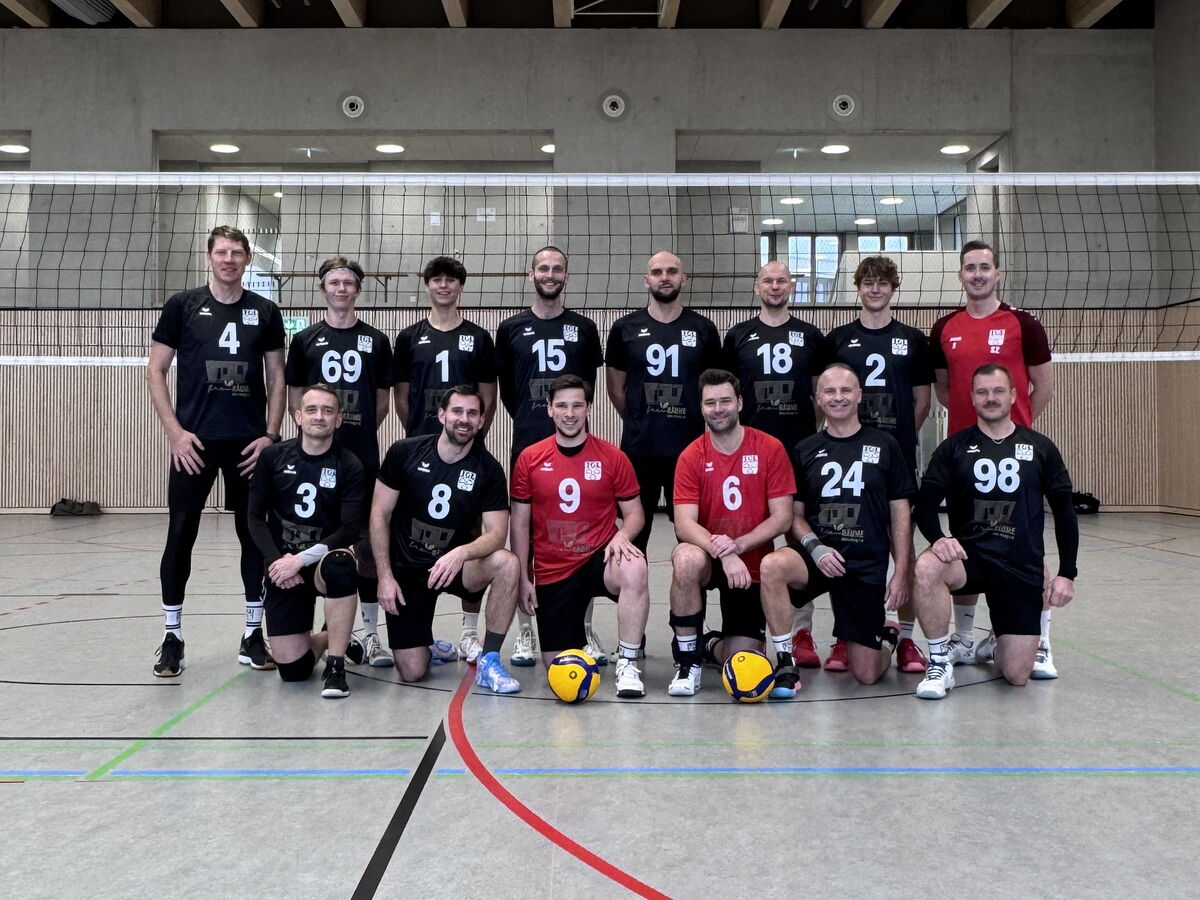 Fünf Frauen in Turngemeinde-Trikots posieren mit Tischtennisschlägern vor einer Holzvertäfelung.