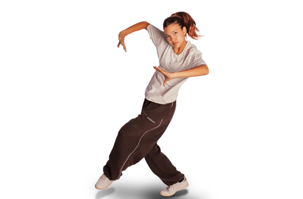 Eine junge Tänzerin in sportlicher Kleidung führt einen dynamischen Hip-Hop-Move für den Verein Turngemeinde Landshut aus.