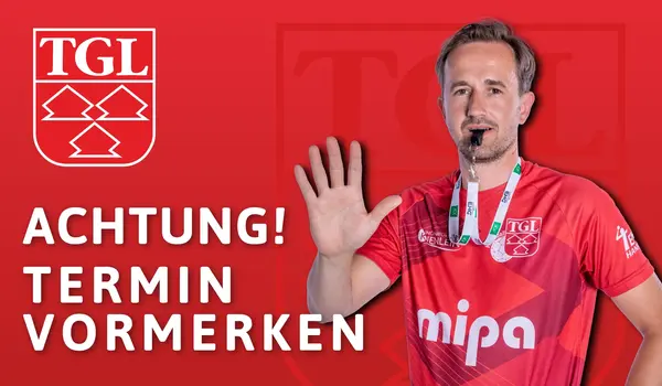 Ein Mann im TGL-Trikot hält eine Pfeife, um auf einen wichtigen Termin des Turnvereins hinzuweisen.