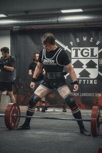Ein Gewichtheber bereitet sich im TGL-Verein in Landshut auf einen schweren Deadlift vor.