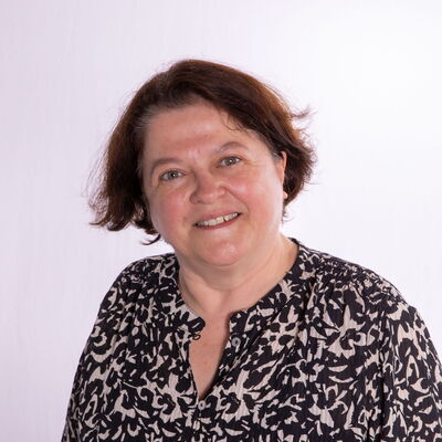 Eine Frau lächelt in die Kamera, passend zum freudigen Geist des Turnvereins Landshut.