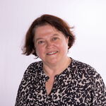 Eine Frau lächelt freundlich in die Kamera