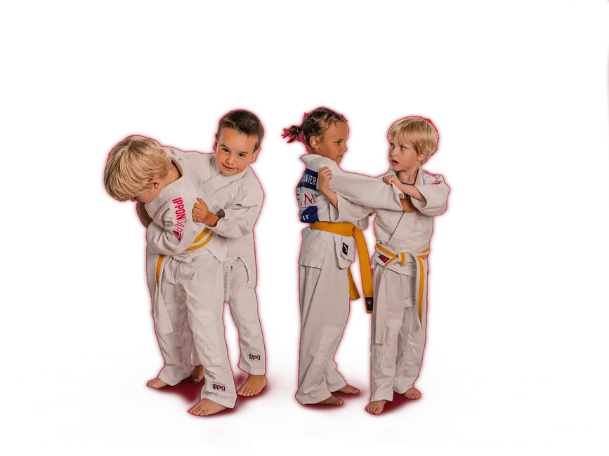 Vier Kinder üben in Judoanzügen begeistert Würfe, symbolisch für den sportlichen Geist der Turngemeinde Landshut.