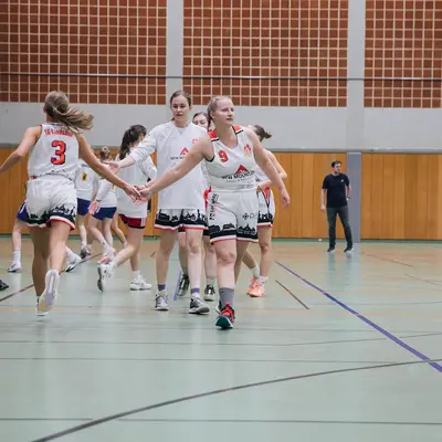 Basketballspielerinnen der Turngemeinde Landshut wärmen sich in der Sporthalle auf.