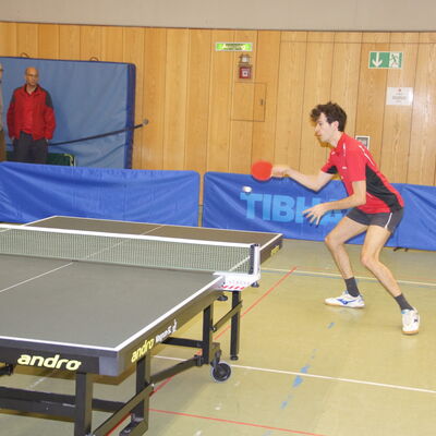 Ein Tischtennisspieler der Turngemeinde spielt in der Sporthalle in Landshut ein spannendes Match.