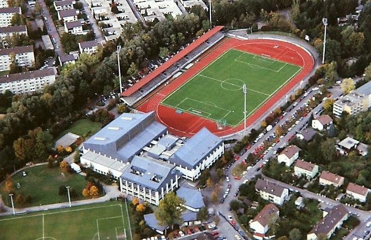 Das Luftbild zeigt das Sportzentrum der Turngemeinde Landshut mit Fußballplatz und Laufbahn, ideal für Vereinsaktivitäten.